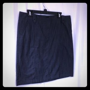 Peck & Peck Dark Gray Skirt. Size 14. Front Open.
